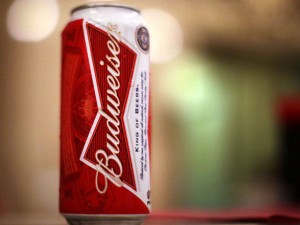 size_590_lata-de-budweiser